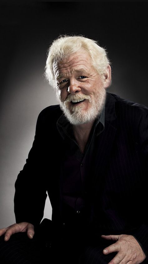 왼쪽 조명이 없이 얼굴 클로즈업도 괜찮았을 것 같은데 이 편도 느낌이 괜찮네! Portrait Headshots, Nick Nolte, Men With Grey Hair, Kurt Russell, Celebrities Then And Now, Famous Actors, School Portraits, People Of Interest, Actrices Hollywood