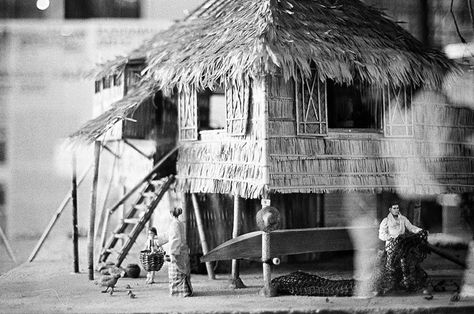 Nipa Hut (Bahay Kubo) Diorama by Lil.Ortiz, via Flickr Bahay Kubo Design Philippines, Bahay Kubo Design, Filipino Home, Philippines Tattoo, Nipa Hut, Medicine Seller, Philippine History, Bahay Kubo, Filipino Art