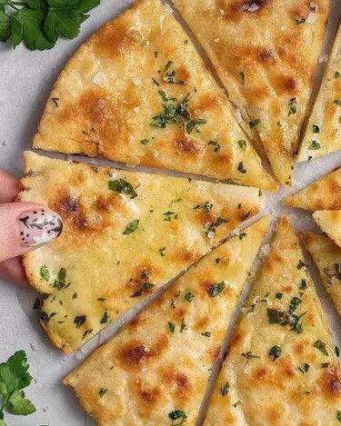 Gluten Free Pizza Base, Gluten Free Garlic Bread, Vegan Garlic Bread, Garlic Bread Pizza, Pain Sans Gluten, Bread Pizza, Flatbread Recipes, Flatbread Pizza, Gluten Free Pizza