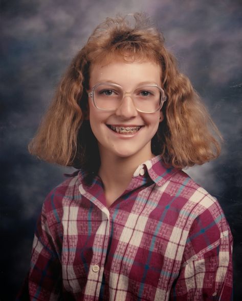 80s nerd Nerdy Hairstyles, 80s Nerd, Geek Girl Fashion, Yearbook Photoshoot, Nerd Aesthetic, 80s Glasses, Geek Women, Nerd Outfits, Lasik Surgery