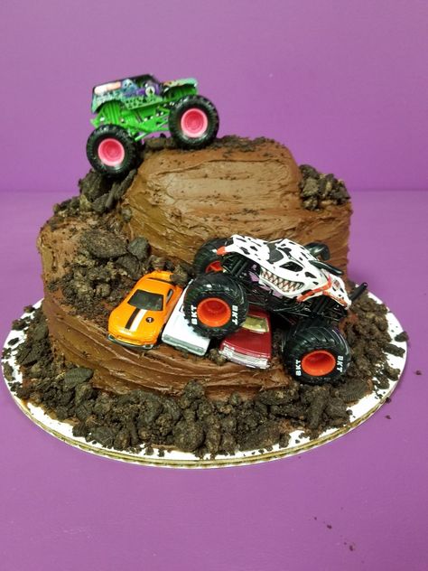 Round Monster Truck Cake, Monster Truck Arena Cake, Monster Truck Cupcakes Ideas, Monster Jam Cakes For Boys, Monster Truck Cakes For Boys, Truck Birthday Cake Ideas, Monster Truck Cake Ideas, Monster Jam Cake, Monster Truck Birthday Cake