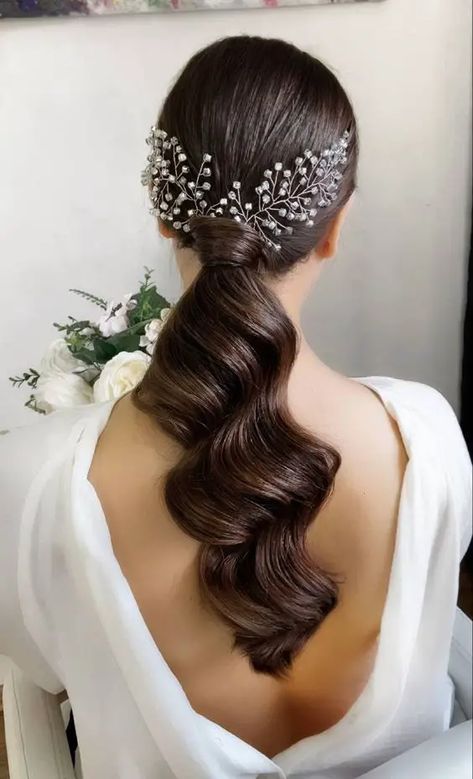 Wavy Bridal Hairstyles, Bridal Hair Down Styles, Trending Bridal Hairstyles, Destination Wedding Hair, Hair Down Styles, Hairstyles Bride, Vintage Bridal Hair, Bridal Hair Down, Chic Short Hair