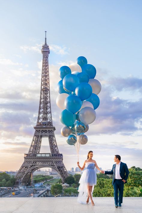 It's a boy! Eiffel Tower Gender Reveal in Paris with a stunning blue bouquet of oversized balloons. Keep in mind that balloons should be ordered in advance and that they do not travel well. Do not expect such a massive bouquet to fit into your UBER or commute from your hotel. Instead, your balloon company needs to inflate the balloons in close proximity to where you intend to use them. When you're looking for awe-inspiring photos at Trocadero, show up 15 minutes before sunrise. #coupleshoot Paris Kiss, Photoshoot Paris, Paris Engagement Photos, Eiffel Tower Lights, Photoshoot In Paris, Paris Engagement, Paris Photoshoot, Paris Family, Paris Elopement