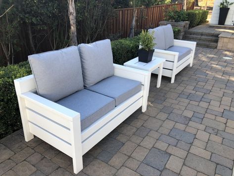 Modern Outdoor Chair, Wooden Patio Furniture, Modern Outdoor Chairs, Simple Garden, Bench Seats, Outdoor Loveseat, Room Shelves, Diy Sofa, Backyard Deck