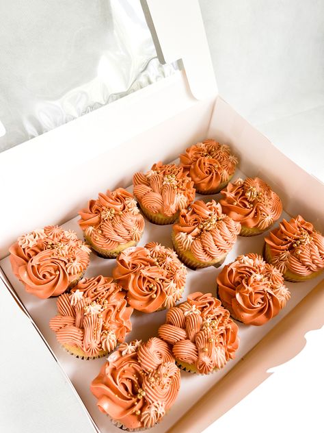 Cupcakes Decoration Fall, Friendsgiving Cupcakes, Orange Cupcakes Decoration, Fall Wedding Cupcakes Ideas, Fall Cupcake Ideas, Fall Cupcakes Decoration, Muffins Decoration, Birthday Cupcakes For Women, Fall Wedding Cupcakes