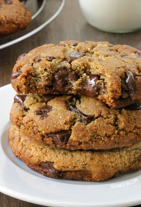 These thick and chewy paleo chocolate chip cookies have the perfect texture along with a subtle nuttiness thanks to almond flour and almond butter {grain-free, gluten-free, and dairy-free} // @TexanErinBaking Chocolate Chip Cookies Vegan, Diet App, Paleo Chocolate Chip Cookies, Paleo Cookies, Paleo Baking, Cookies Vegan, Paleo Sweets, Choc Chip Cookies, Paleo Chocolate