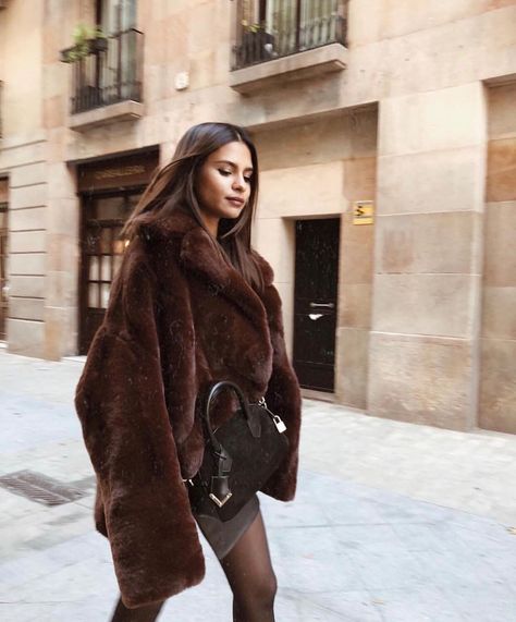 Winter Street Style Outfits, Winter Street Style, Short Faux Fur Coat, Fur Coat Outfit, Hit Girls, Coat Street Style, Winter Street, Instagram Engagement, Coat Outfit