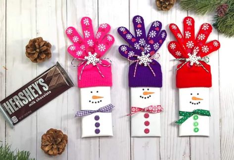 Snowman Candy Bar, Christmas Chocolate Bar Wrappers, Christmas Tree Decorations Diy Ornaments, Bar Treats, Christmas Candy Bar, Christmas Treats Holders, Xmas Candy, Christmas Candy Gifts, Christmas Treat Bags