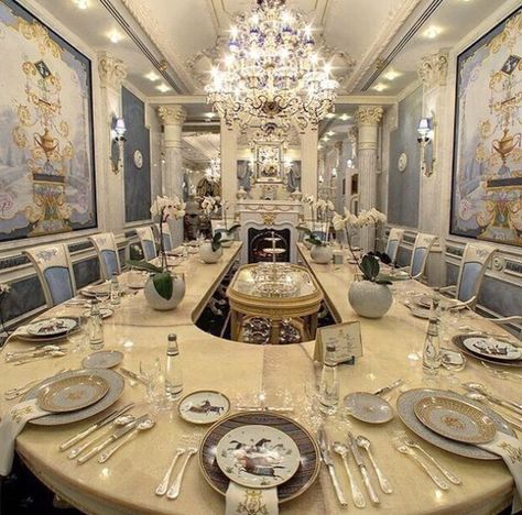 Dining Room Mansion, Luxury Dining Room Mansions, Royal Living Room, Room Decor Quotes, Big Dinner Table, Wall Decorating Ideas, Royal Room, Family Dinner Table, Dining Roo