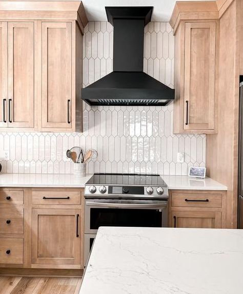 White Cabinets And White Countertops, Kitchen Backsplash With White Cabinets, Dark Cabinets Kitchen, Picket Tile, Backsplash White, Backsplash With White Cabinets, Maple Kitchen, Kabinet Dapur, Kitchen Backsplash Ideas