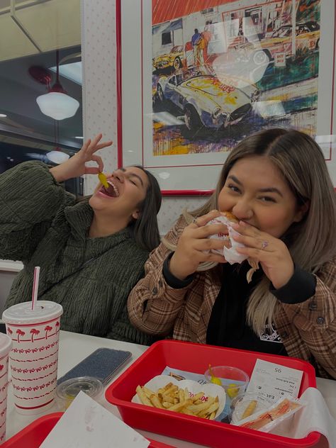 Food And Friends Aesthetic, Eating Food With Friends Aesthetic, Person Eating Burger Reference, Fast Food With Friends Aesthetic, Eating Tacos Aesthetic, Friends Eating Together Aesthetic, In And Out Burger Aesthetic, Food With Friends Aesthetic, Eating Food With Friends