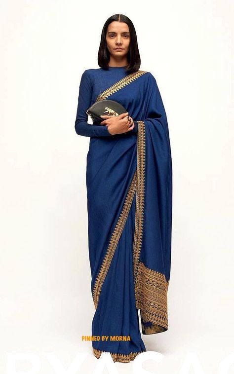 Saree Elegant Classy, Sabyasachi Sarees Classy, Blue Saree Look, Hand Corsage, Saree Sabyasachi, Sabyasachi Saree, Sabyasachi Mukherjee, Sabyasachi Sarees, Jacquard Saree