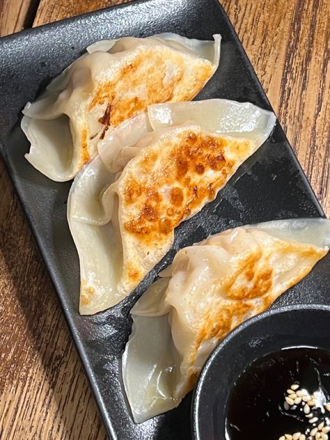 asian food | gyoza | dinner date | food lover Gyoza Dinner, Aesthetic Dumplings, Dinner Date Food, Bamboo Steamer Recipes, Japanese Gyoza, Date Food, Food Plates, Bamboo Steamer, Date Recipes