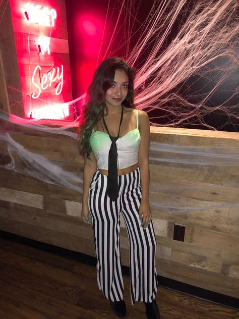 Easy Beetlejuice Costume, Beetle Juice Costume Women, Beetlejuice Costume Female, Beetlejuice Halloween Costume, Halloween Juice, Beetlejuice Costume, Beetlejuice Halloween, Diy Halloween Costume, Diy Halloween Costumes Easy