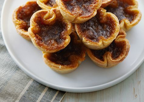 Anna Olson's raisin butter tarts - replace corn syrup with Maple Syrup Raisin Butter Tarts, Best Butter Tart Recipe, Butter Tart Squares, Canadian Butter Tarts, Butter Tart, Anna Olson, Butter Tarts, Soft Sugar Cookies, Pie Tart