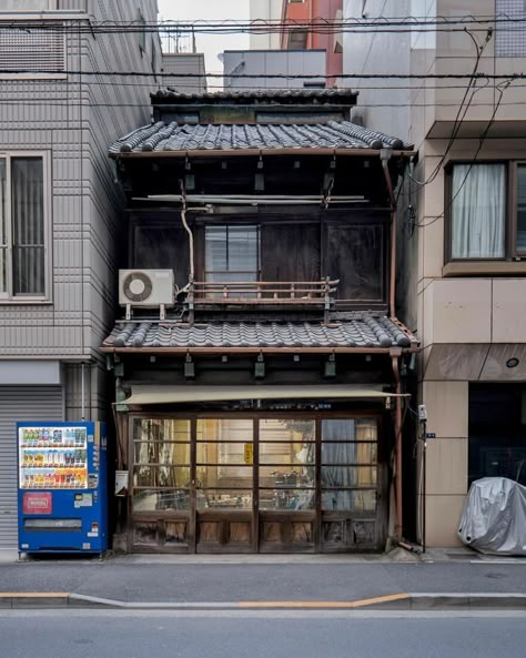 The Balance Between Old And New: Japan Property Central Share What Old Architecture Looks Like In Japan (30 Pics) Japan Store Fronts, Old Japan, Japan Building, Japan Architecture House, Japan House, Japanese Street, Small House Japan, Japanese Store Fronts, Old Japanese House