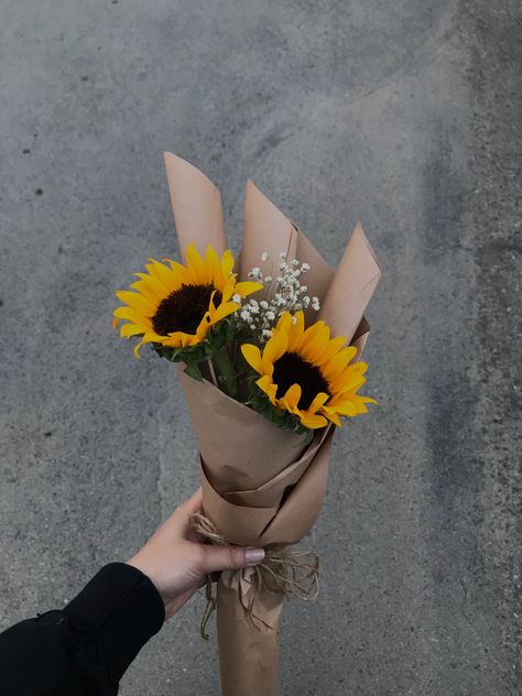 Sunflower Bouquets Aesthetic, Aesthetic Sunflower Bouquet, Sun Flower Bouquet Aesthetic, Small Sunflower Bouquet, Simple Sunflower Bouquet, Sunflower Bouquet Aesthetic, Sunflower Bouquet Gift, One Flower Bouquet, Sunflower Nursery