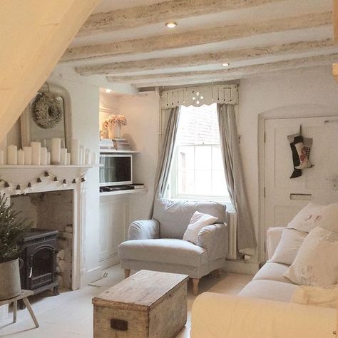 Cottage Lounge, Shabby Chic Decor Living Room, Shabby Chic Decorating, Cosy Cottage, Cottage Living Room, Country Cottage Decor, Shabby Chic Living Room, Cottage Inspiration, Sitting Rooms