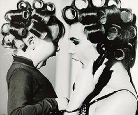 Mom & Daughter matching hair curlers Vintage Versace, Fun Photos, Mommy Daughter, Foto Tips, Mors Dag, Foto Art, E Card, Vintage Vogue, Vintage Glamour