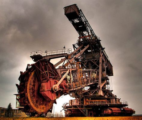 Bagger 293 - biggest land-based vehicle in the world Mighty Machines, Big Bucket, Heavy Construction Equipment, Construction Machines, Mining Equipment, Truck Cranes, Big Boy Toys, Heavy Machinery, Construction Vehicles