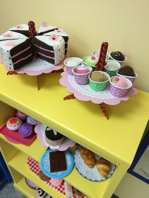 Ice cream & bakery shop, dramatic play. Designed & created by Patsy Murphy Bakery Kindergarten Ideas, Sweet Shop Role Play Eyfs, Bakery Pretend Play, Dramatic Play Bakery, Bakery Dramatic Play Preschool, Play Bakery, Dramatic Play Themes, Restaurant Themes, Jewelry Diy