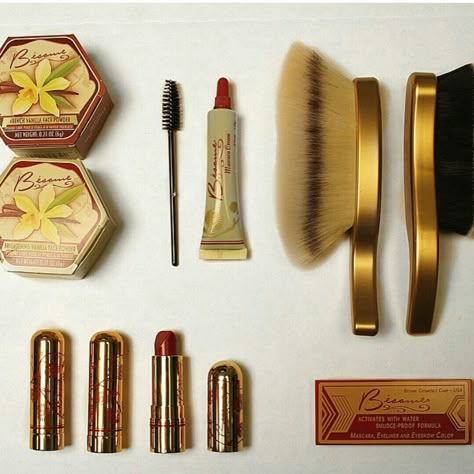 Vintage Makeup Vanities, Morning Essentials, Bedroom Ideas For Women, Besame Cosmetics, Best Bedroom Ideas, Makeup Packaging, Women In Their 20s, Makeup Sephora, Makeup Package