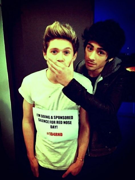 Niall Horan handgagged by Zayn One Direction Fotos, Four One Direction, Red Nose Day, One Direction Photos, Liam James, James Horan, One Direction Pictures, X Factor, 1d And 5sos