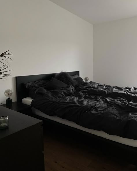 Ikea Bedroom Dark, Room Inspo Men Minimalist, Black Neutral Bedroom, Black Minimalist Bedroom, Mens Bedroom Decor, Black Bedroom Design, Ikea Malm, Bedroom Setup, Black Room