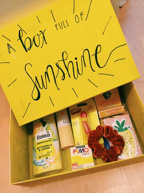 Yellow Gifts Ideas, Box Full Of Sunshine Ideas, Yellow Gifts Basket, Sunshine Gifts, Yellow Stuff, Get Well Baskets, Diy Best Friend Gifts, Preppy Accessories, Preppy Gifts