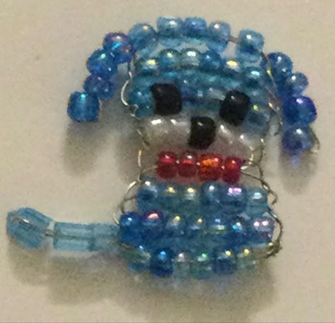 A cute artwork made of tiny seed beads Tiny Bead Animals, Bead Pet Pattern, Bead Pets Pattern Cat, 90s Beaded Animals, 3d Seed Bead Animal Tutorial, Pony Bead Crafts, Daisy Jewelry, Bead Charms Diy, Beaded Animals