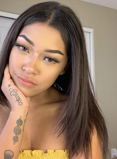 Nostril Piercing Stud, Leilani Green, Stud Aesthetic, Stud Girl, Cute Nose Piercings, Nostril Piercing, Nose Piercing Stud, Cute Tats, School Makeup