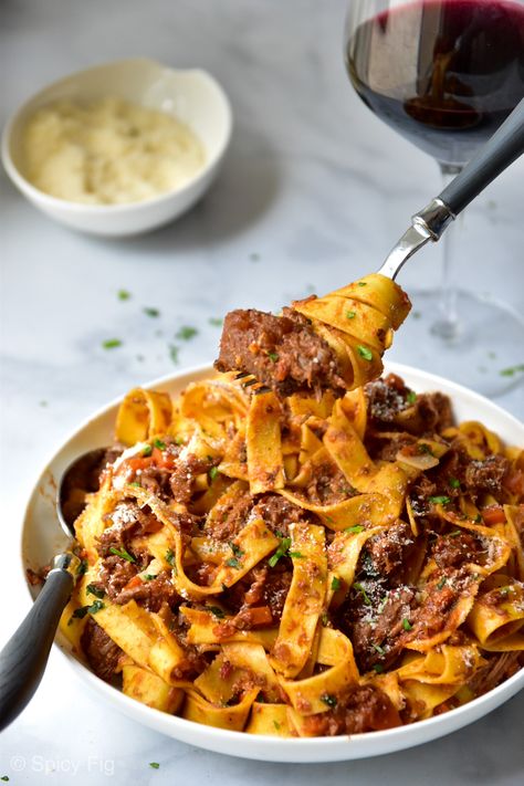 Pasta With Meat, Italian Drunken Noodles, Turkey Bolognese, Lamb Ragu, Makanan Italia, Beef Ragu, Thai Beef, Ragu Recipe, Meat Sauce Recipes