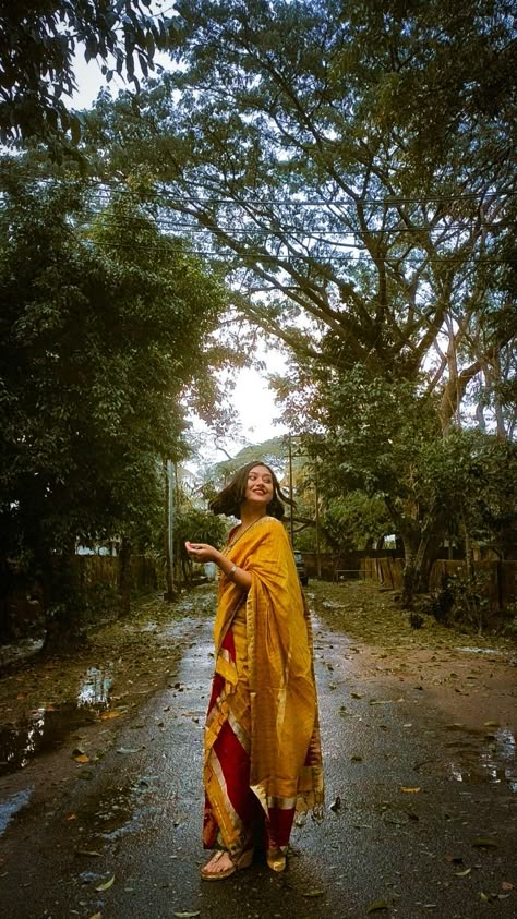 Women In Sari Photography, Rain Saree Photoshoot, Saree Poses In Rain, Outdoor Saree Poses, Saree Photoshoot Aesthetic, Saree Shoot Outdoor, Indian Outdoor Photoshoot, Indian Outfit Photoshoot Ideas, Asthetic Photoshoots Ideas