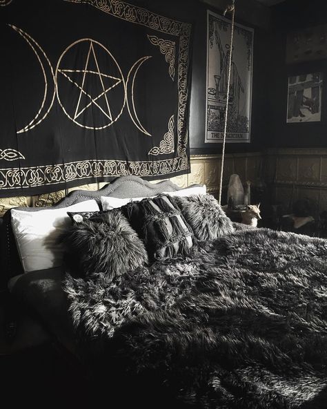 2,071 Me gusta, 15 comentarios - 𝔖𝔞𝔯𝔞𝔦 𝔑𝔦𝔰𝔰𝔞𝔫 (@svrvinissvn) en Instagram: "Feeling the urge to escape to the mountains again 🌚🖤" Gothic Room Aesthetic, Men Rooms, Gothic Bedroom Aesthetic, Dark Aesthetic Bedroom Ideas, Dark Aesthetic Bedroom, Modern Gothic Bedroom, Goth Interior, Gothic Homeware, Crystal Room Decor