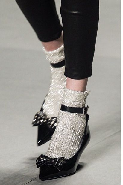 Kitten heels and white socks Socks Outfit, Ellie Saab, Runway Details, Socks And Heels, Dolce E Gabbana, Fashion Details, Style Board, Wearing Black, Sock Shoes