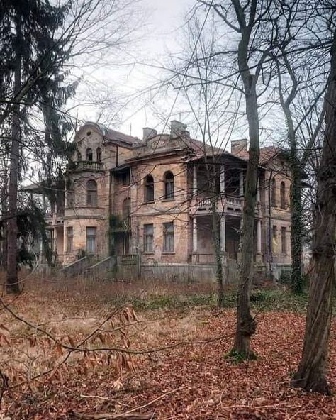 Slender Mansion, Haunted House Project, Pretty Buildings, Creepy Old Houses, Haunted Locations, Historical Homes, Abandoned Property, Abandoned Mansion, Old Abandoned Houses