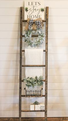 Ladder Decor Living Room, Farmhouse Ladder Decor, Wooden Ladder Ideas, Blanket Ladder Ideas, Old Ladder Decor, Rustic Ladder Decor, Blanket Ladder Decor, Farmhouse Ladder, Diy Farmhouse Ideas