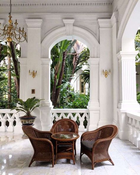 What Is British Colonial Style? Tropical British Colonial, Colonial Style Interior, Raffles Hotel Singapore, Colonial Interior Design, Tropical Colonial, West Indies Style, Painting Music, British Colonial Decor, Colonial Interior