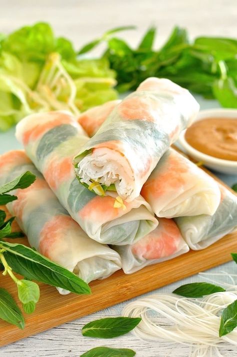 An undeniably perfect summer eat. Get the recipe here. Goi Cuon, Rice Paper Spring Rolls, Thai Mat, Vietnamese Rice Paper Rolls, Vietnamese Rice Paper, Vietnamese Rice, Shrimp Spring Rolls, Vietnamese Spring Rolls, Paper Spring