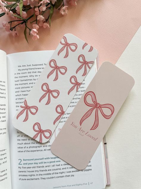 Preppy Bookmarks, Aesthetic Book Mark Ideas, Bookmarks Taylor Swift, Preppy Books, Bow Bookmark, Pretty Bookmarks, Cute Diary, Handmade Bookmarks Diy, Cute Business Cards