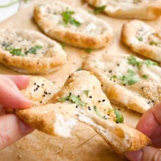 Keto Naan Bread - Sugar Free Londoner Keto Naan Bread, Coconut Flour Bread Recipes, Low Carb Flatbread, Yeast Free Breads, Bread Keto, Flatbread Recipe, Naan Recipe, Keto Baking, Naan Bread