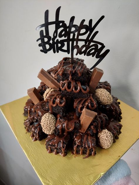 Brownie Birthday Cake Tower, Brownie Tower Cake, Brownie Birthday Cake Ideas, Brownie Cake Design, Brownie Tower Ideas, Brownies Birthday Cake Ideas, Brownie Cake Birthday, Brownie Tower, Decorated Brownies