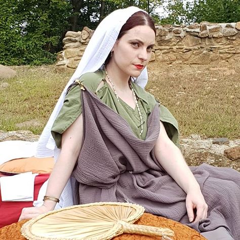 Daniela on Instagram: “Some words about the Roman stola, the brown layer I'm wearing in this pic. Stola was worn by married women and was a status symbol. It…” Roman Stola, Homemade Roman, Roman Tunic, Ancient Roman Clothing, Roman Hairstyles, Plain Dress Casual, Roman Women, Roman Clothes, Roman Dress