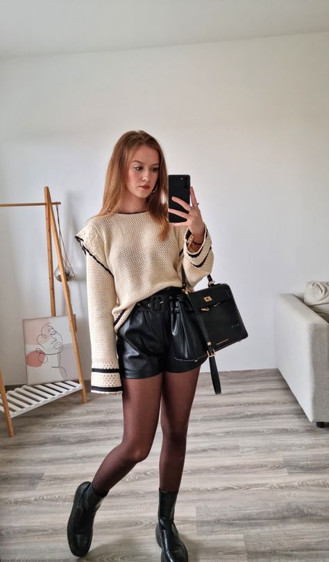 Tenue avec short en cuir noir Outfit Jupe En Cuir, Look Short En Cuir, Outfit Short En Cuir, Short Cuir Outfit, Outfit Jupe Cuir, Short Beige Cuir, Ourdit Short Cuir, Gilet Outfit, Short Cuir