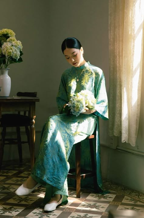 Ao Dai Photoshoot, Vietnamese Traditional Clothing, Eid Vibes, Wedding Vans, Wedding Ao Dai, Birthday Pic, Miss Vietnam, Hmong Clothes, Ao Dai Vietnam