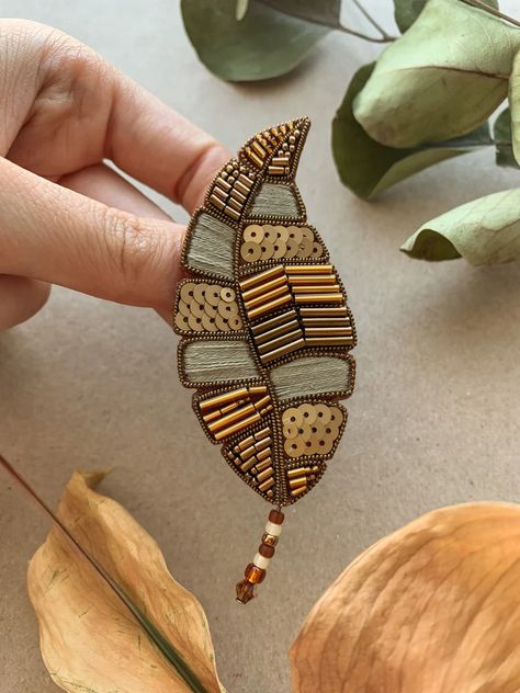 Embroidered Leaf, Beautiful Leaves, Hand Beaded Embroidery, Embroidered Leaves, Gaun Fashion, Autumn Look, Brooch Diy, Beaded Leaf, Bead Embroidery Patterns