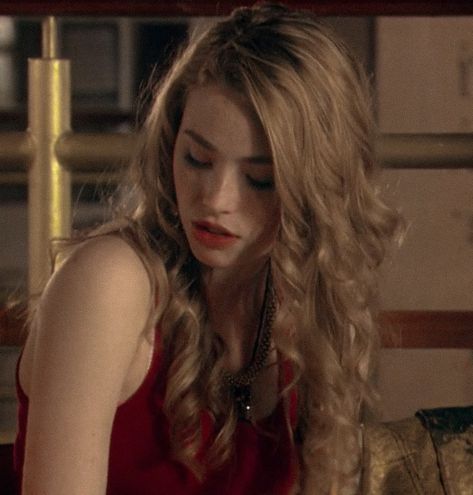 Freya Mavor Marlene Mckinnon, Freya Mavor Aesthetic, Freya Mavor The White Queen, Freya Mavor Gif, Amy Addams, Older Women Dresses, Freya Mavor, Marlene Mckinnon, Victoria Prince