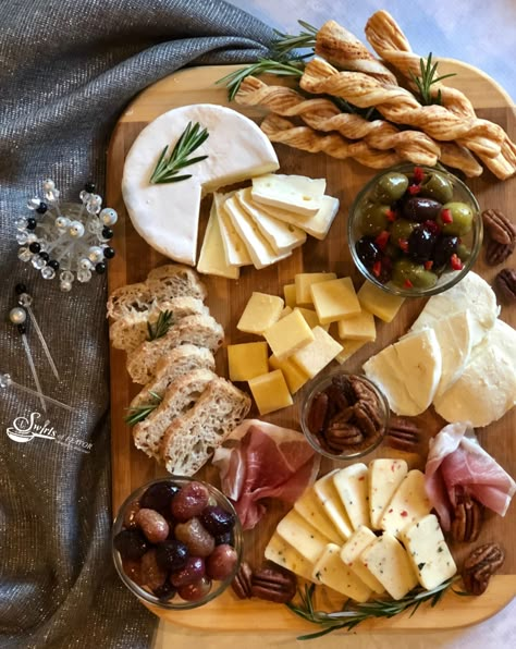 Mezze Board, Cheap Eating, Anti Pasta, Holiday Cheese Board, Christmas Cheese Boards, Christmas Charcuterie Board, Roasted Grapes, Holiday Cheese Boards, French Picnic