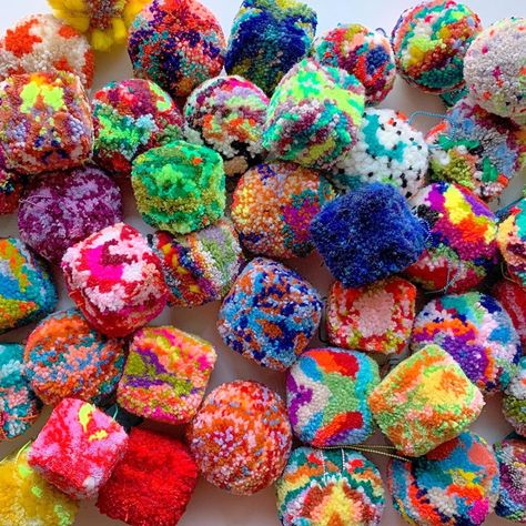 Textile Arts Center (@textileartscenter) • Instagram-foto's en -video's Pompon Diy, Honey Diy, Seed Bead Crafts, Diy Pom Pom, Spring Decor Diy, Pom Pom Keychain, Yarn Pom Pom, Pom Pom Crafts, Pom Pom Garland