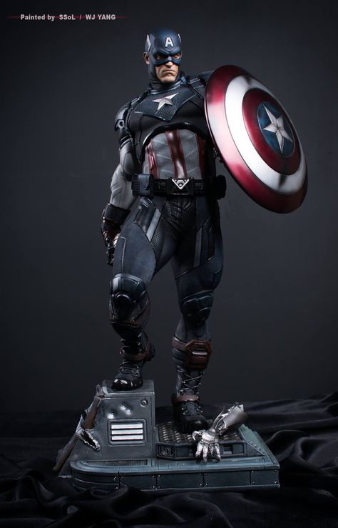 Repainted Sideshow Captain America High Evolutionary, Statue Ideas, Captain America Figure, Spiderman Comic Art, Action Figure One Piece, Captain America Art, Cap America, Medieval Shields, Character Statue